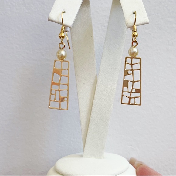 Gold Tone Asymmetrical Cutout Faux Pearl Dangle Earrings Elegant - Picture 8 of 11